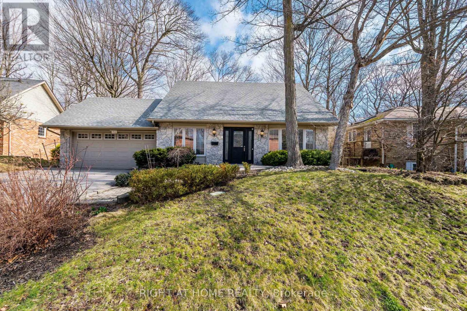 1941 Four Seasons Drive, Burlington, Ontario  L7P 2Y3 - Photo 2 - W12969594