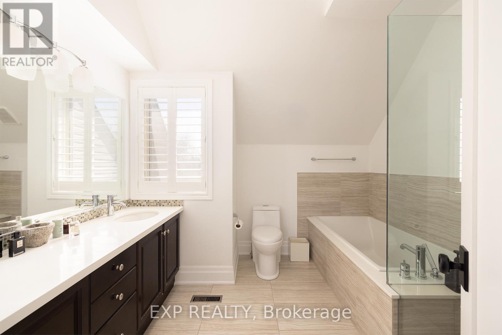 31 Brownstone Lane, Toronto, Ontario  M8X 2Z6 - Photo 13 - W12969650