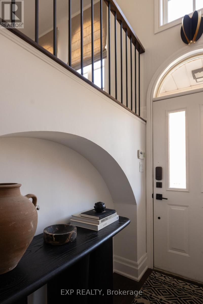 31 Brownstone Lane, Toronto, Ontario  M8X 2Z6 - Photo 2 - W12969650