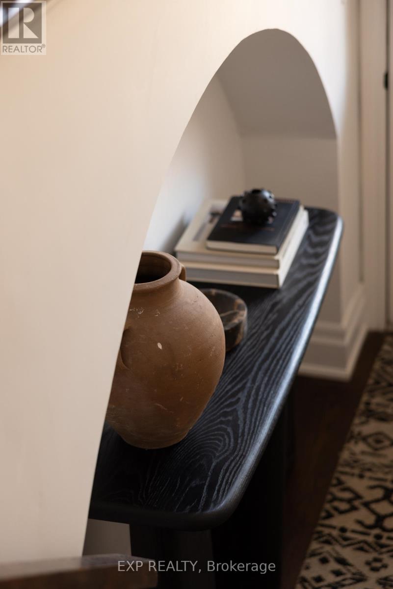 31 Brownstone Lane, Toronto, Ontario  M8X 2Z6 - Photo 3 - W12969650