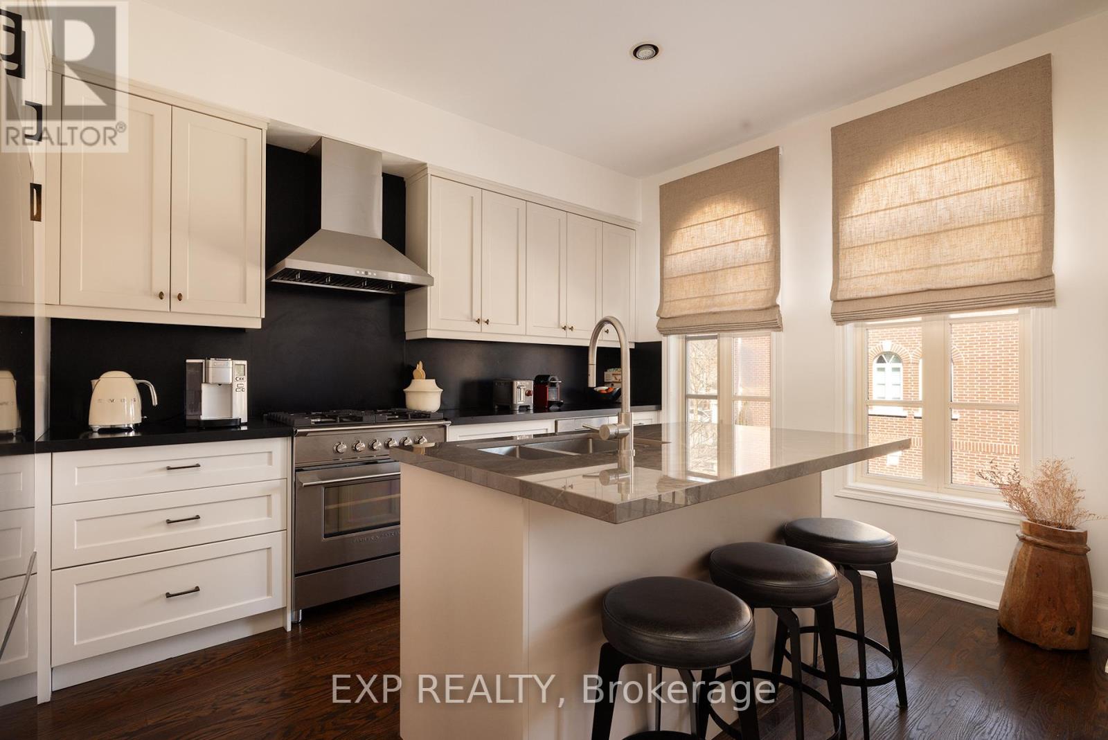 31 Brownstone Lane, Toronto, Ontario  M8X 2Z6 - Photo 4 - W12969650