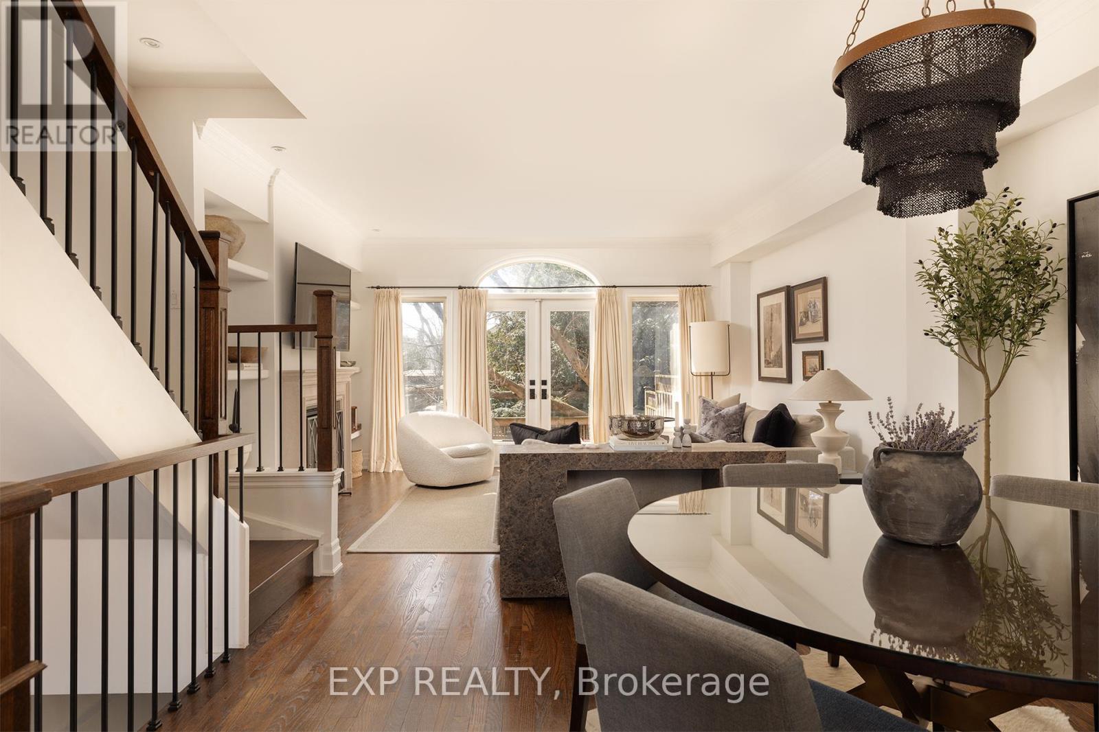 31 Brownstone Lane, Toronto, Ontario  M8X 2Z6 - Photo 7 - W12969650