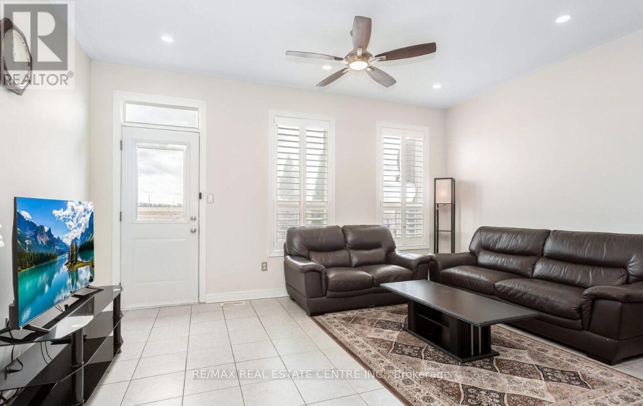 43 Donherb Crescent, Caledon, Ontario  L7C 1E4 - Photo 12 - W12969736