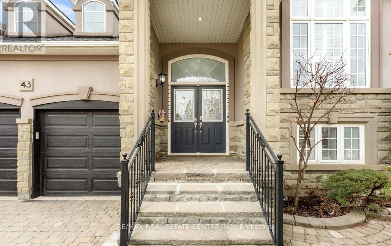 43 Donherb Crescent, Caledon, Ontario  L7C 1E4 - Photo 3 - W12969736