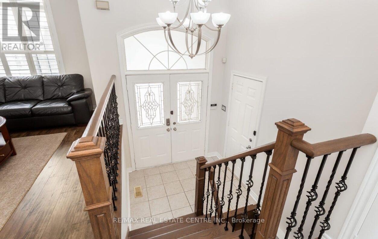 43 Donherb Crescent, Caledon, Ontario  L7C 1E4 - Photo 4 - W12969736