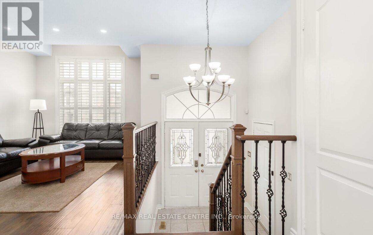 43 Donherb Crescent, Caledon, Ontario  L7C 1E4 - Photo 5 - W12969736