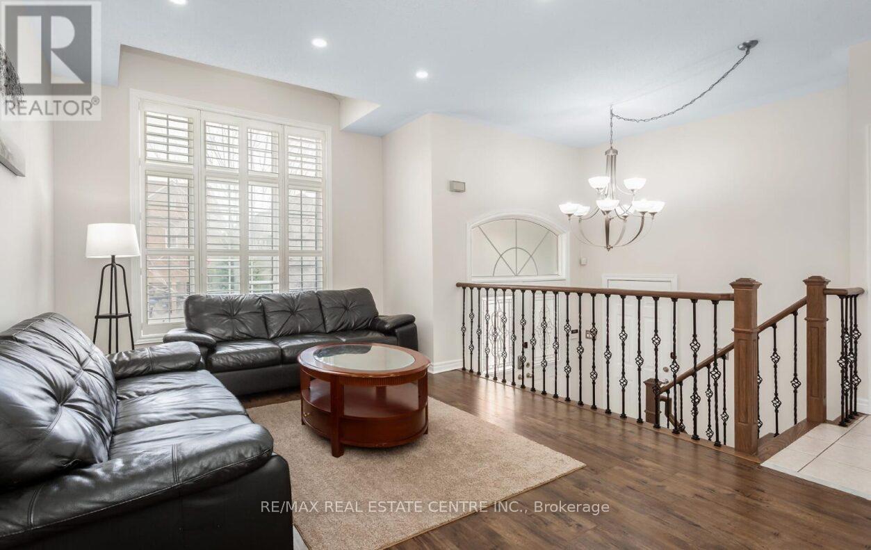 43 Donherb Crescent, Caledon, Ontario  L7C 1E4 - Photo 8 - W12969736