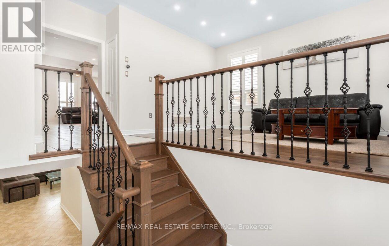 43 Donherb Crescent, Caledon, Ontario  L7C 1E4 - Photo 9 - W12969736