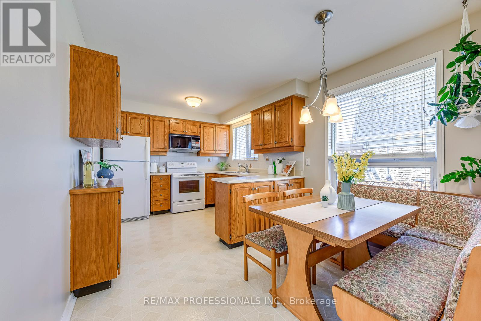 270 Wellesworth Drive, Toronto, Ontario  M9C 4S7 - Photo 13 - W12969742