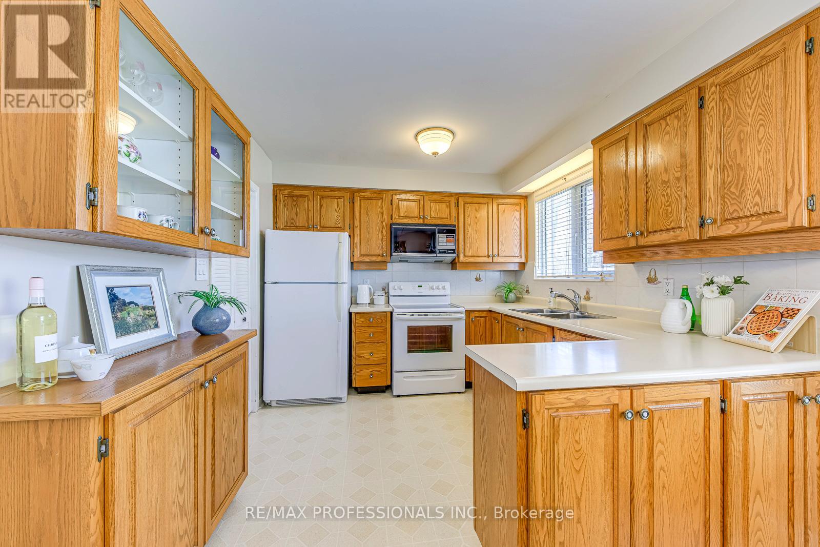 270 Wellesworth Drive, Toronto, Ontario  M9C 4S7 - Photo 15 - W12969742