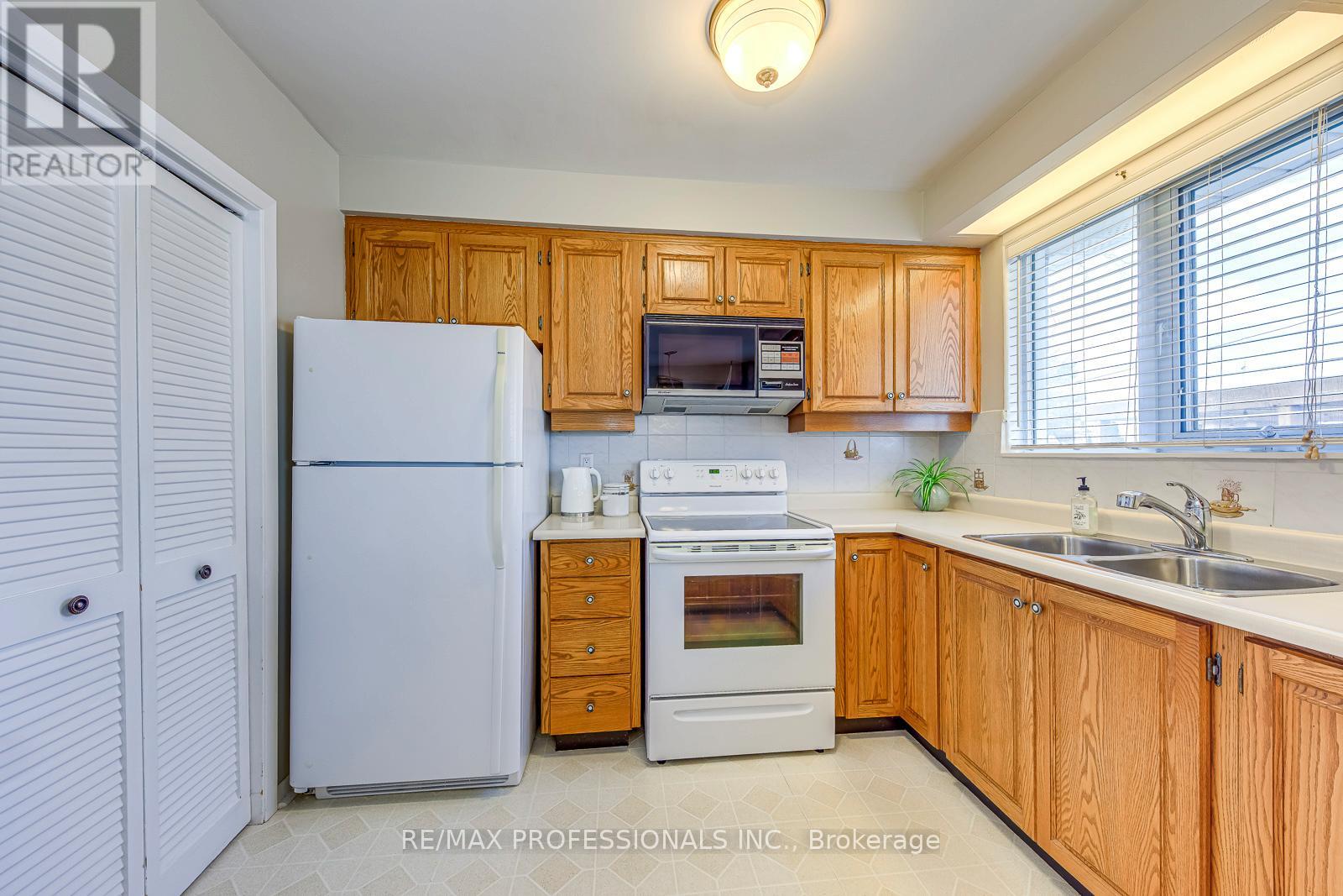 270 Wellesworth Drive, Toronto, Ontario  M9C 4S7 - Photo 16 - W12969742