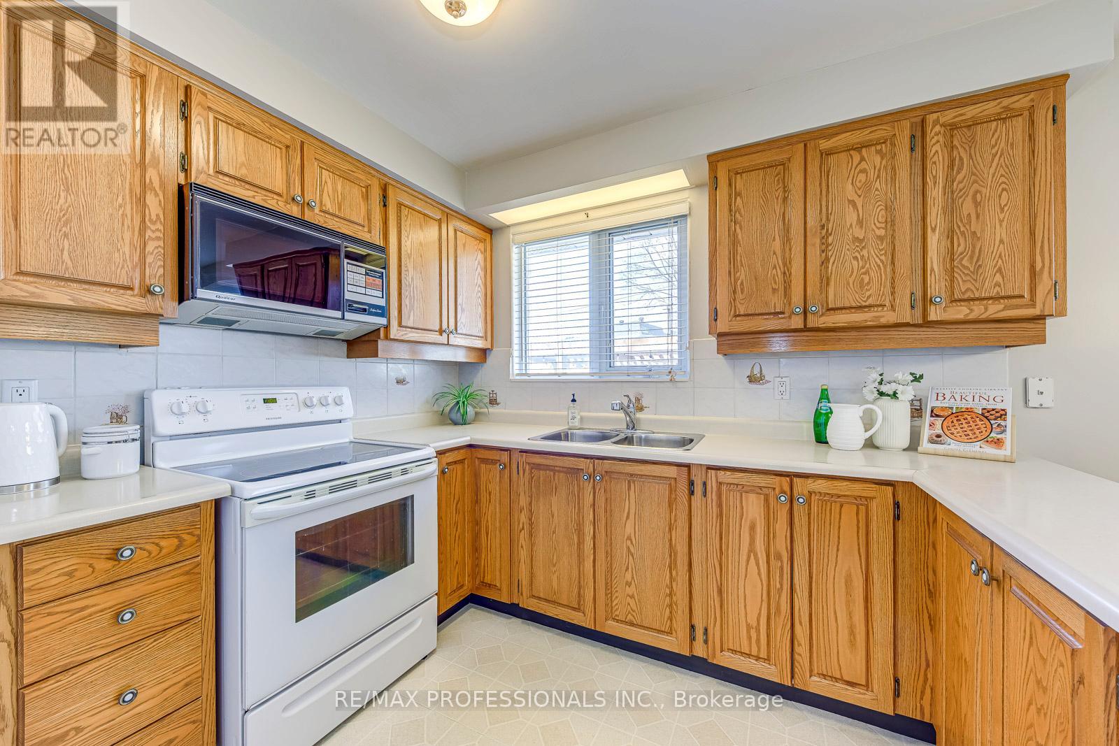 270 Wellesworth Drive, Toronto, Ontario  M9C 4S7 - Photo 17 - W12969742