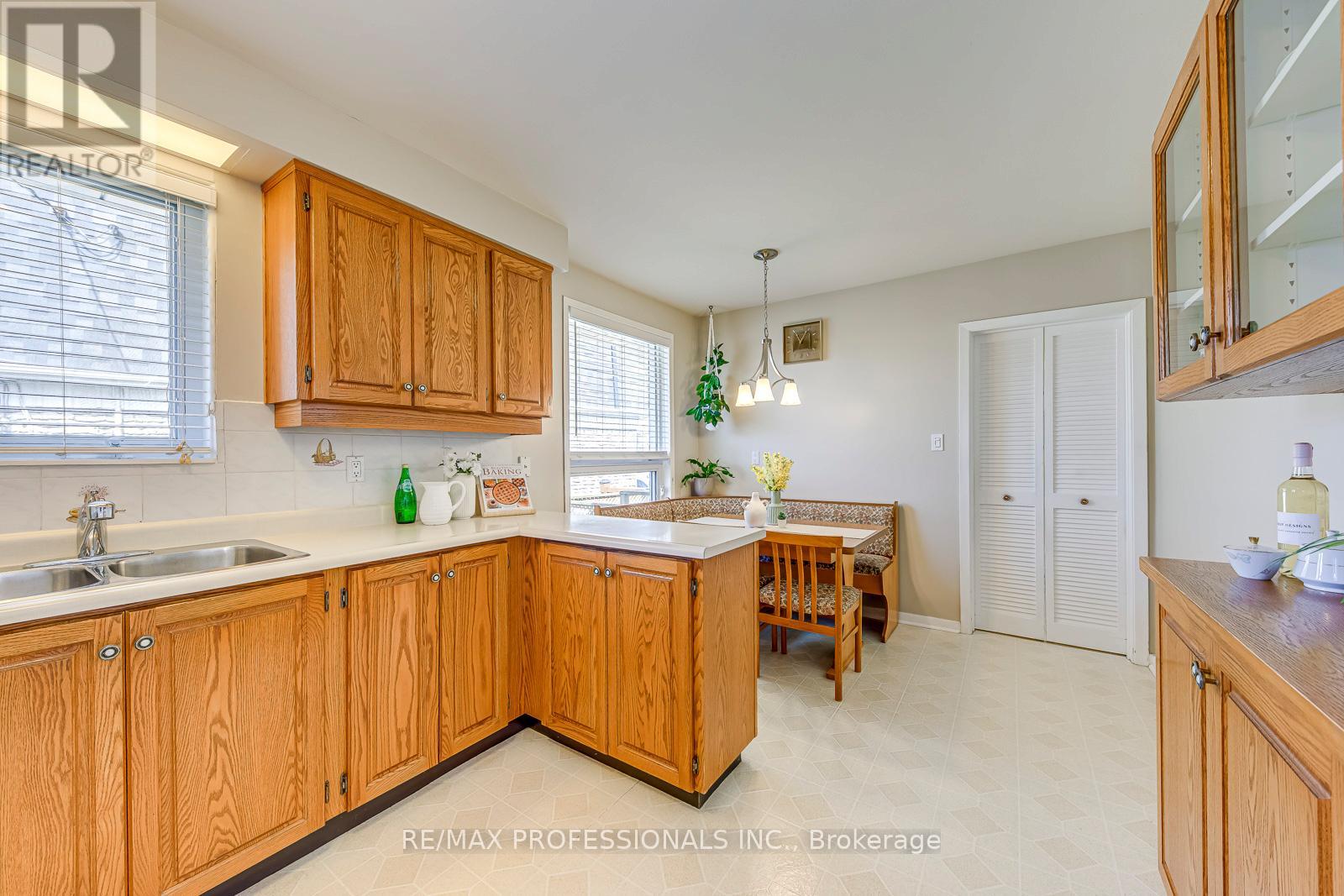 270 Wellesworth Drive, Toronto, Ontario  M9C 4S7 - Photo 18 - W12969742