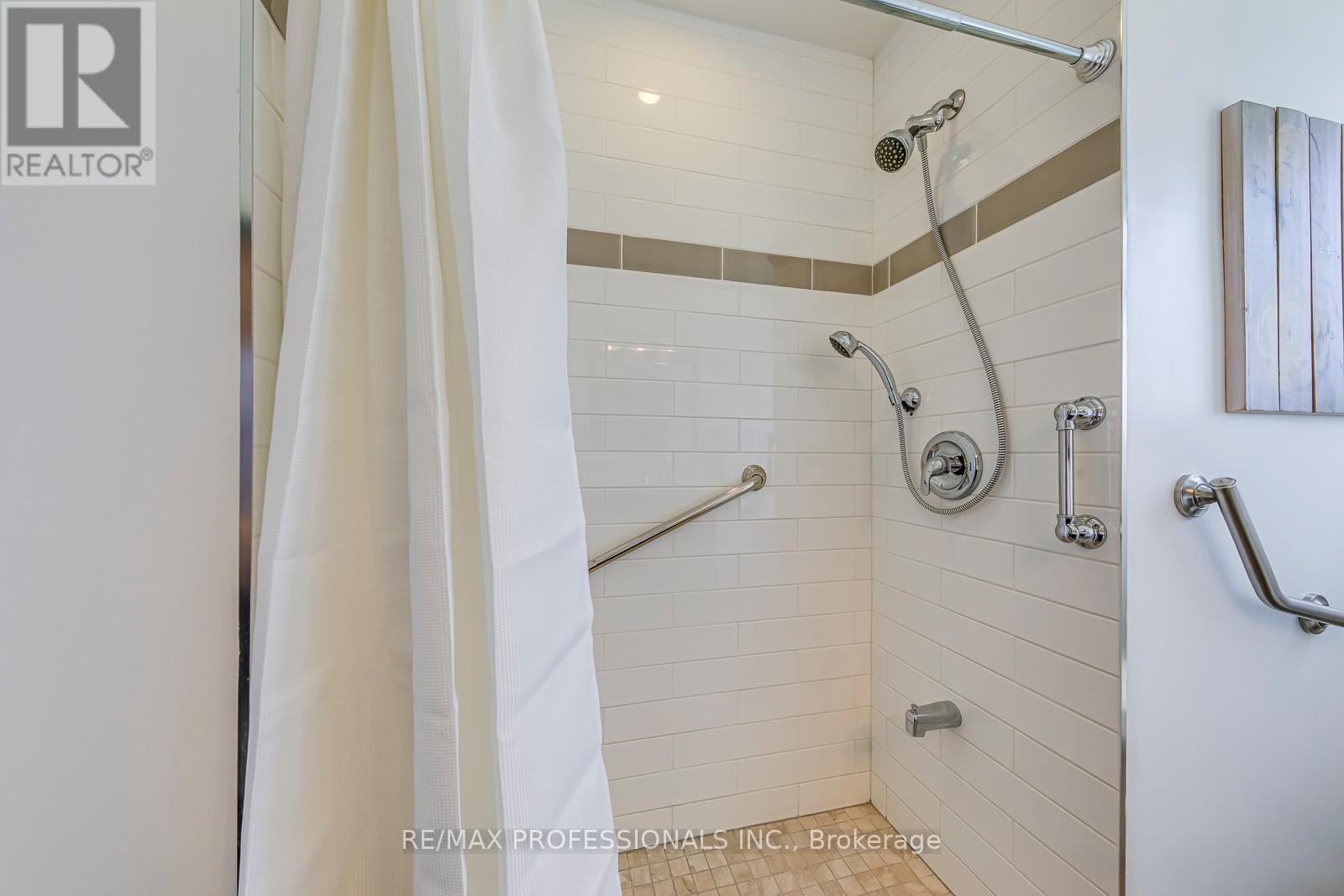 270 Wellesworth Drive, Toronto, Ontario  M9C 4S7 - Photo 24 - W12969742