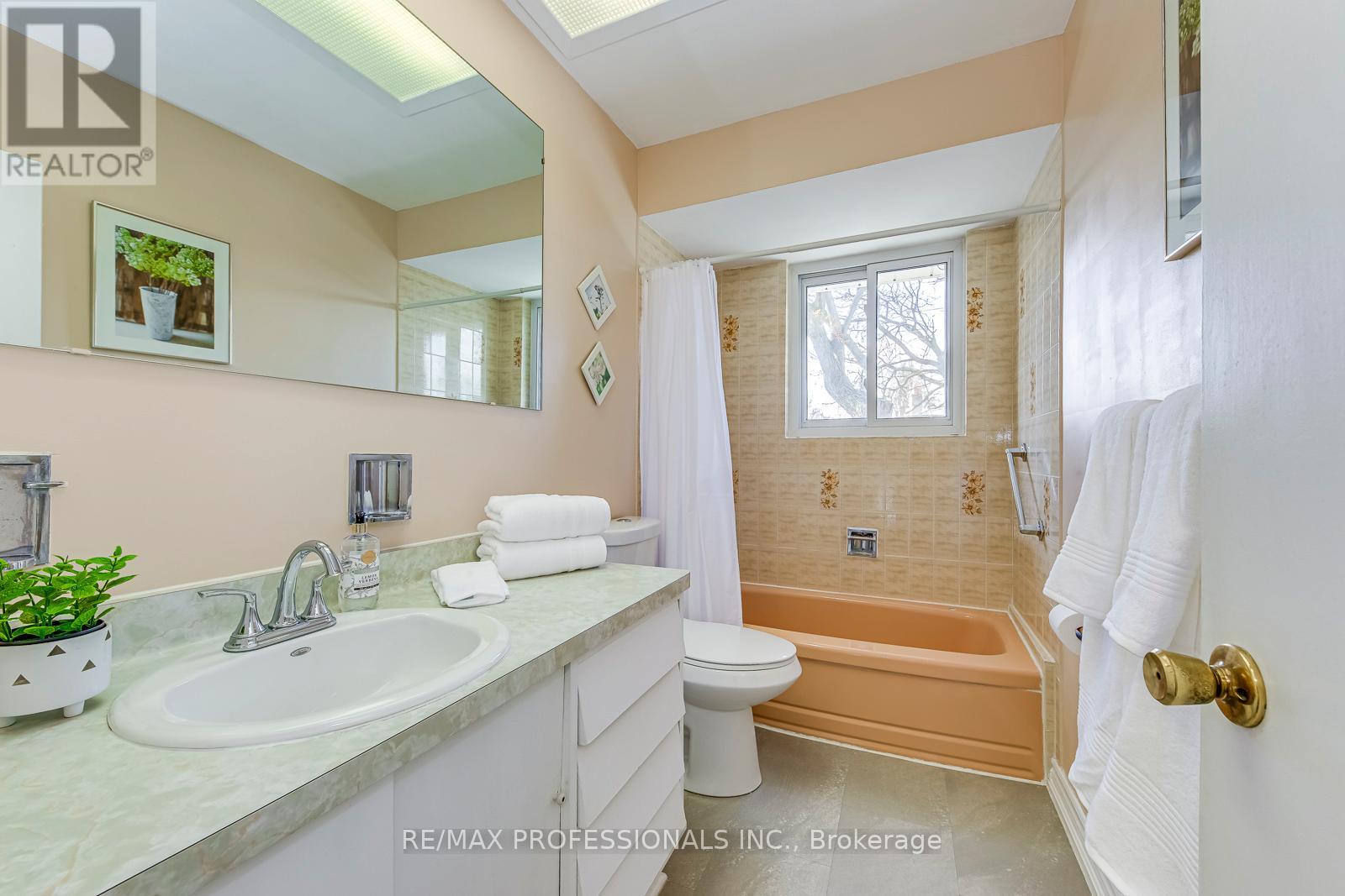 270 Wellesworth Drive, Toronto, Ontario  M9C 4S7 - Photo 33 - W12969742