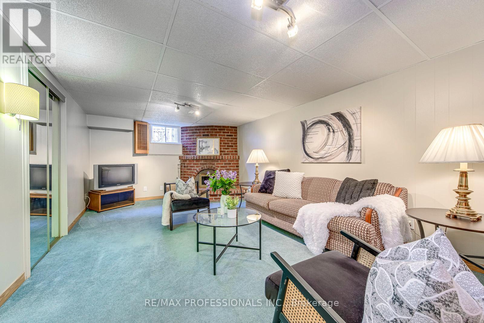 270 Wellesworth Drive, Toronto, Ontario  M9C 4S7 - Photo 36 - W12969742