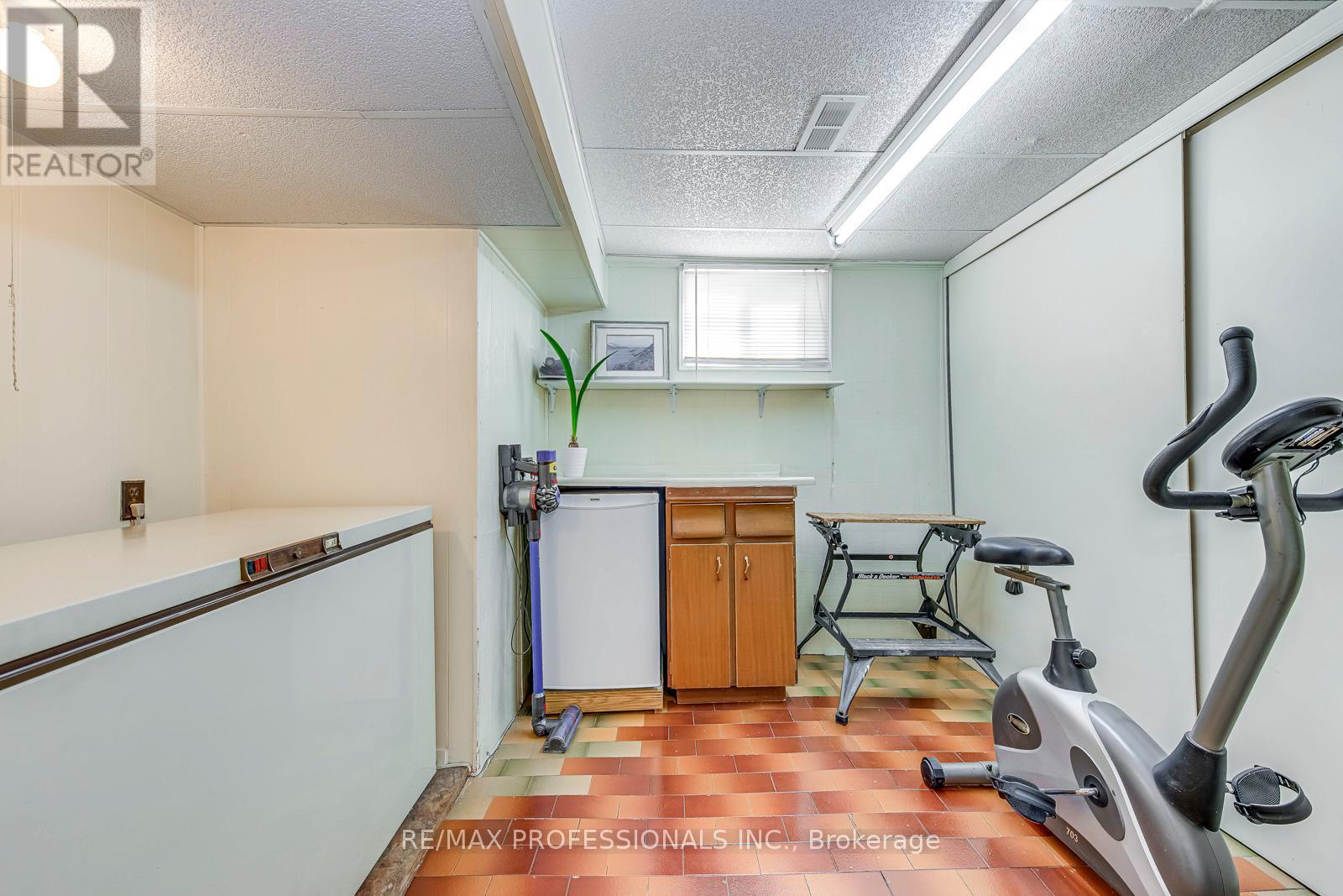 270 Wellesworth Drive, Toronto, Ontario  M9C 4S7 - Photo 38 - W12969742