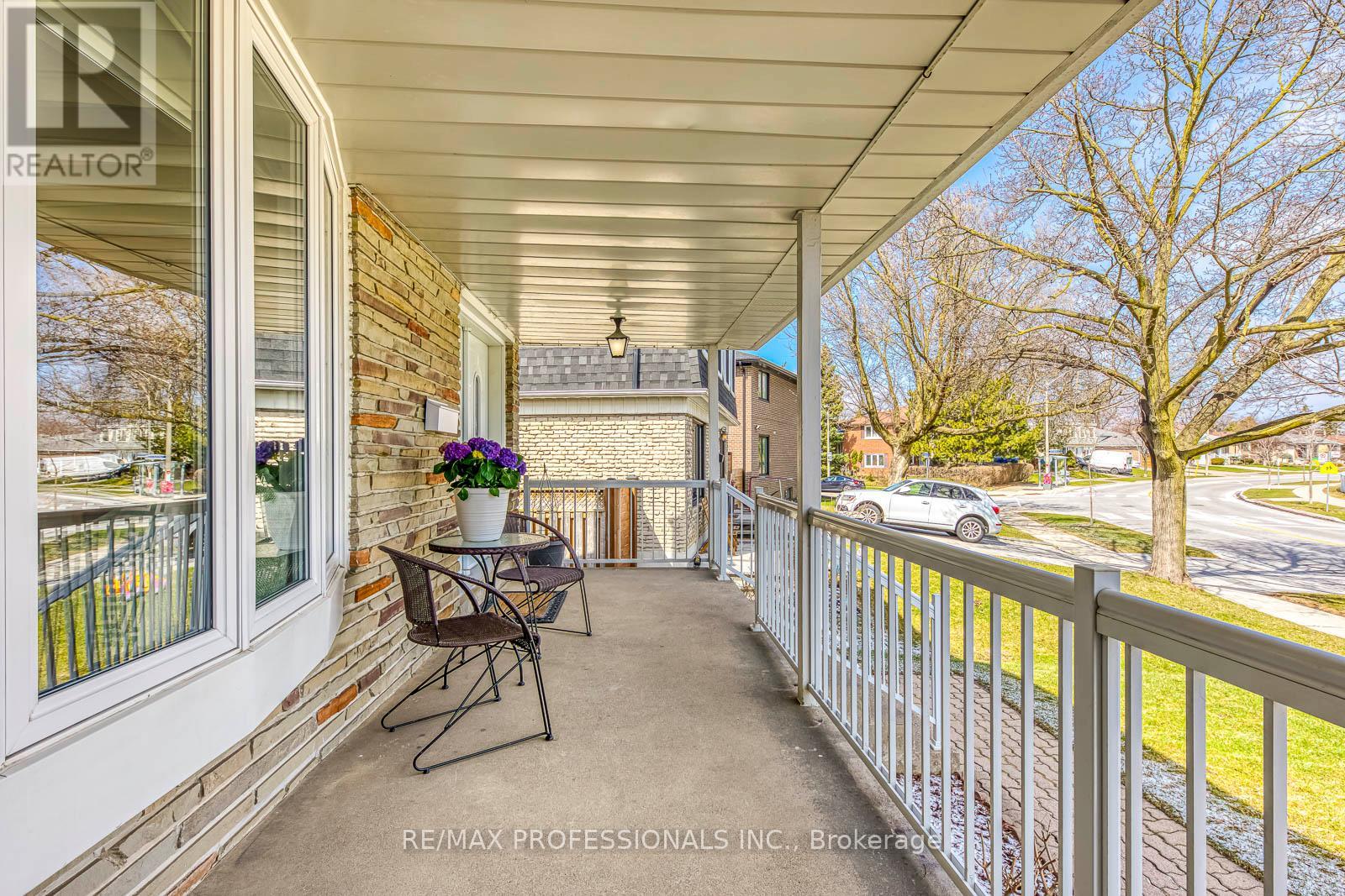 270 Wellesworth Drive, Toronto, Ontario  M9C 4S7 - Photo 4 - W12969742