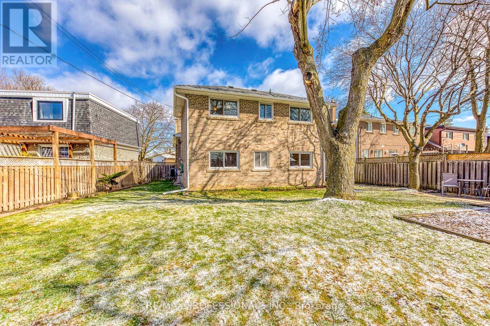 270 Wellesworth Drive, Toronto, Ontario  M9C 4S7 - Photo 42 - W12969742