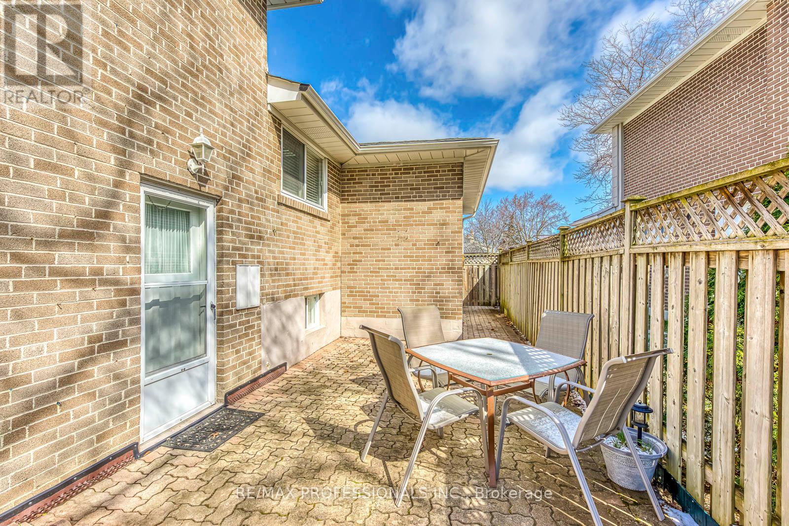 270 Wellesworth Drive, Toronto, Ontario  M9C 4S7 - Photo 44 - W12969742