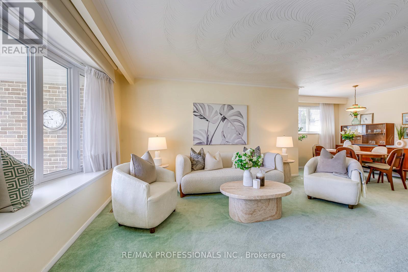 270 Wellesworth Drive, Toronto, Ontario  M9C 4S7 - Photo 6 - W12969742