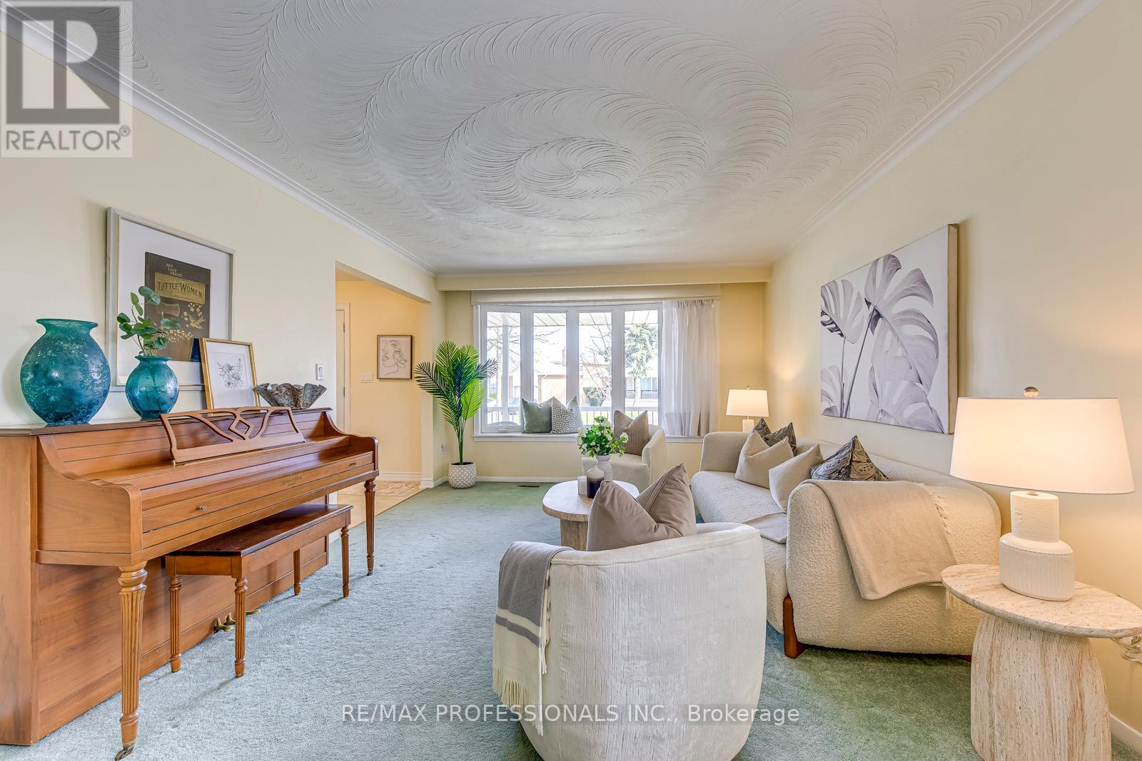 270 Wellesworth Drive, Toronto, Ontario  M9C 4S7 - Photo 9 - W12969742