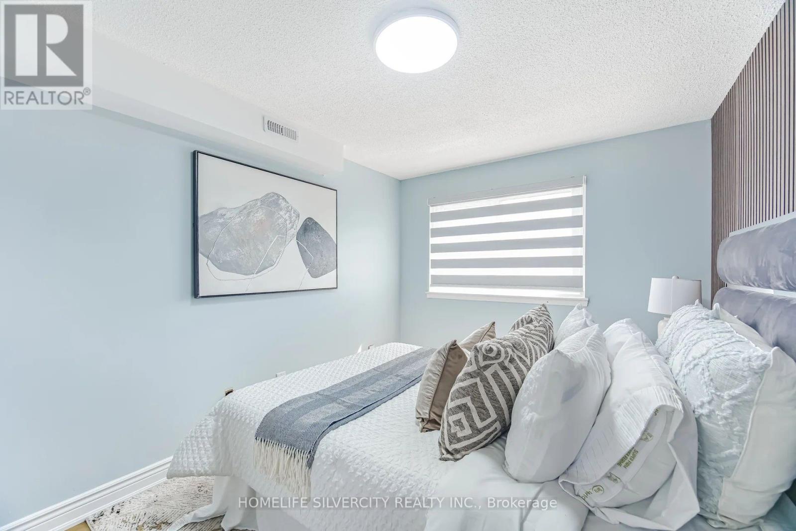 79 Darras Court, Brampton, Ontario  L6T 1W7 - Photo 23 - W12969756