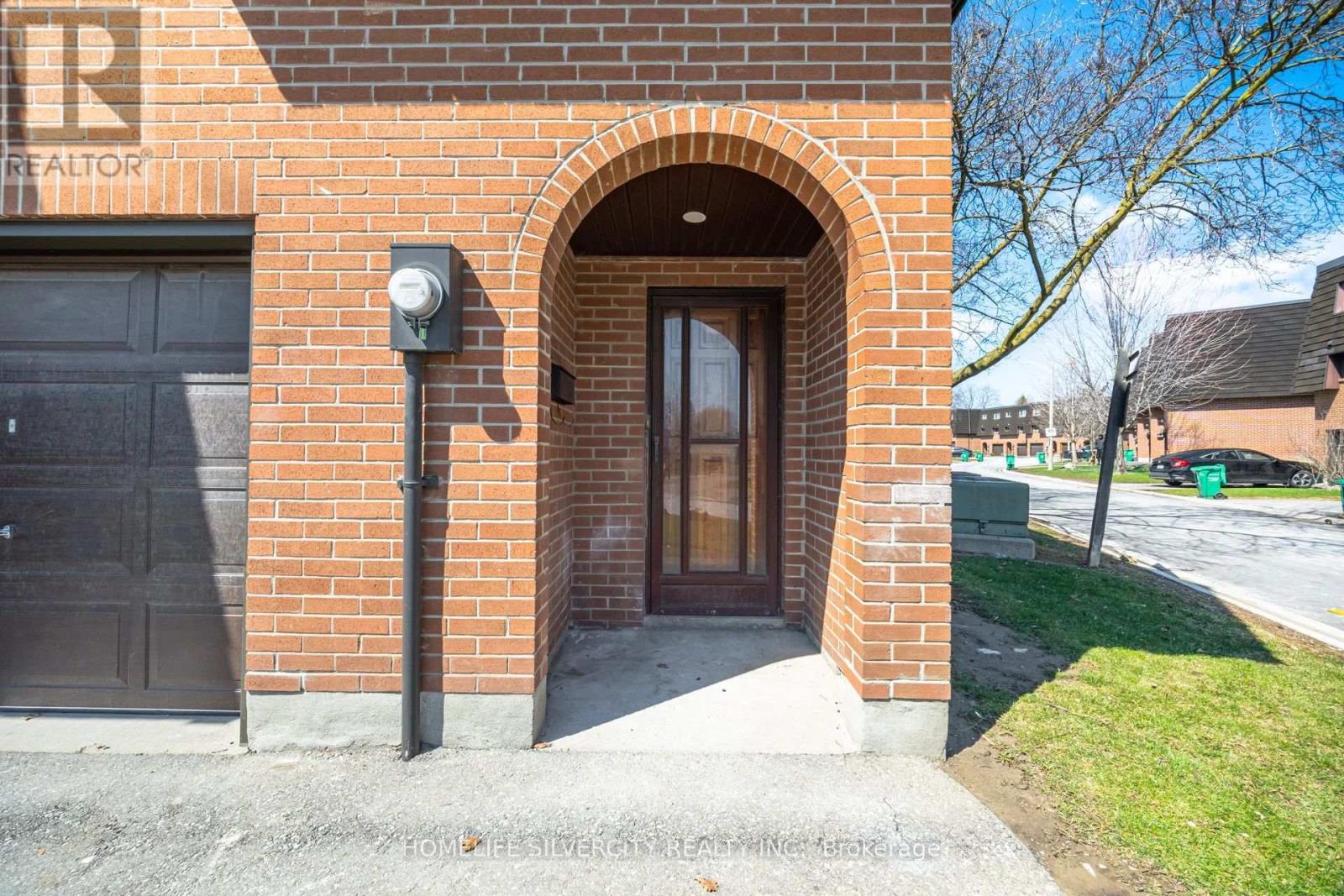 79 Darras Court, Brampton, Ontario  L6T 1W7 - Photo 5 - W12969756