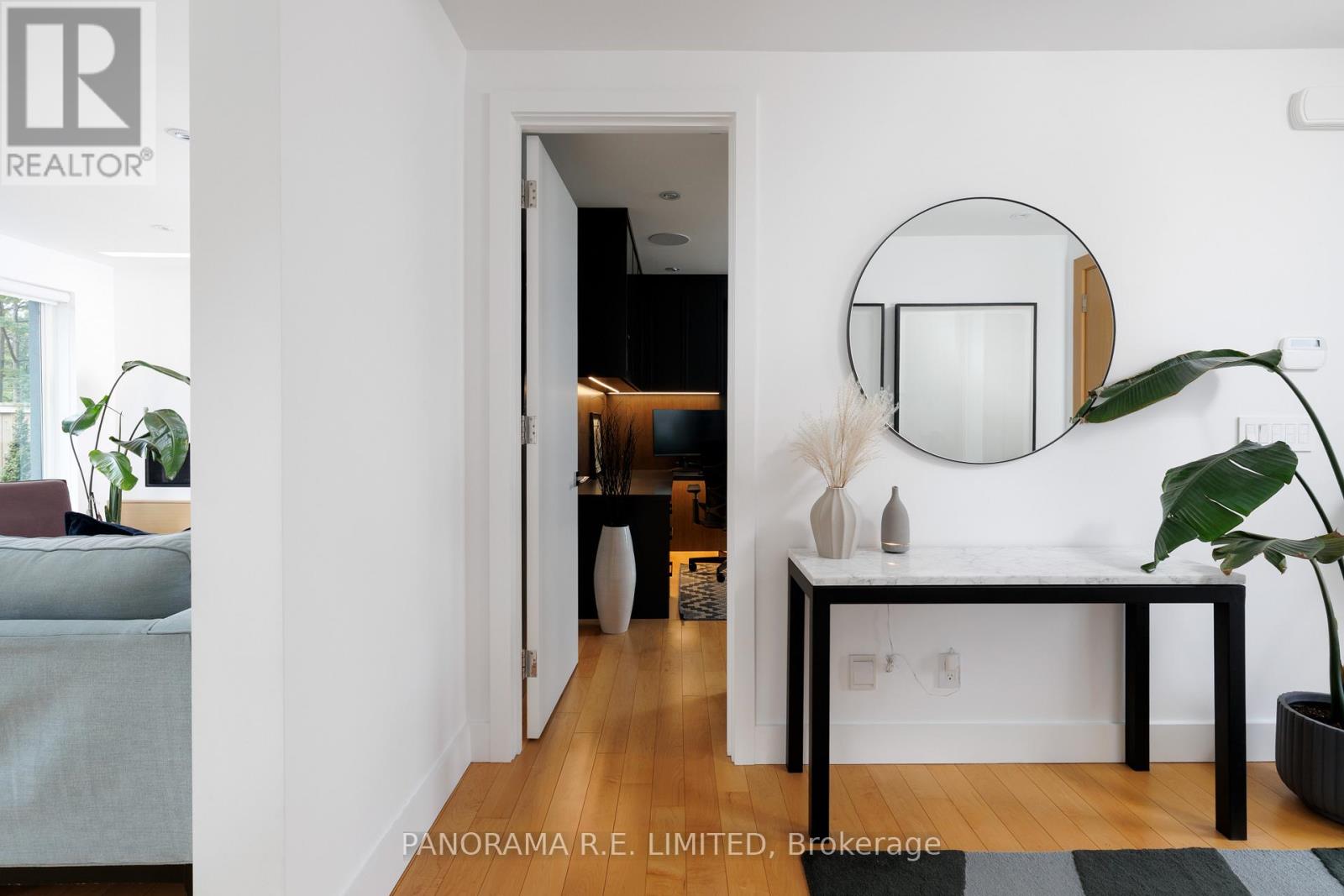 8 Greenford Road, Toronto, Ontario  M9A 3E6 - Photo 5 - W12969870