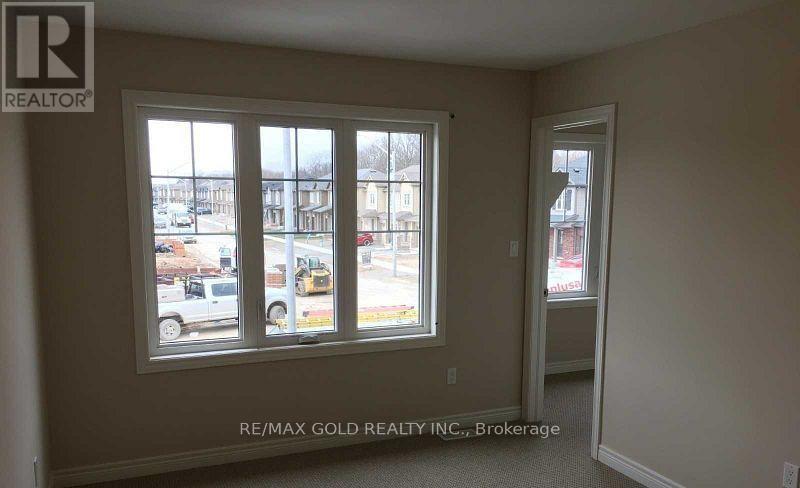 36 Damude Avenue, Thorold, Ontario  L2V 0G6 - Photo 2 - X12969844