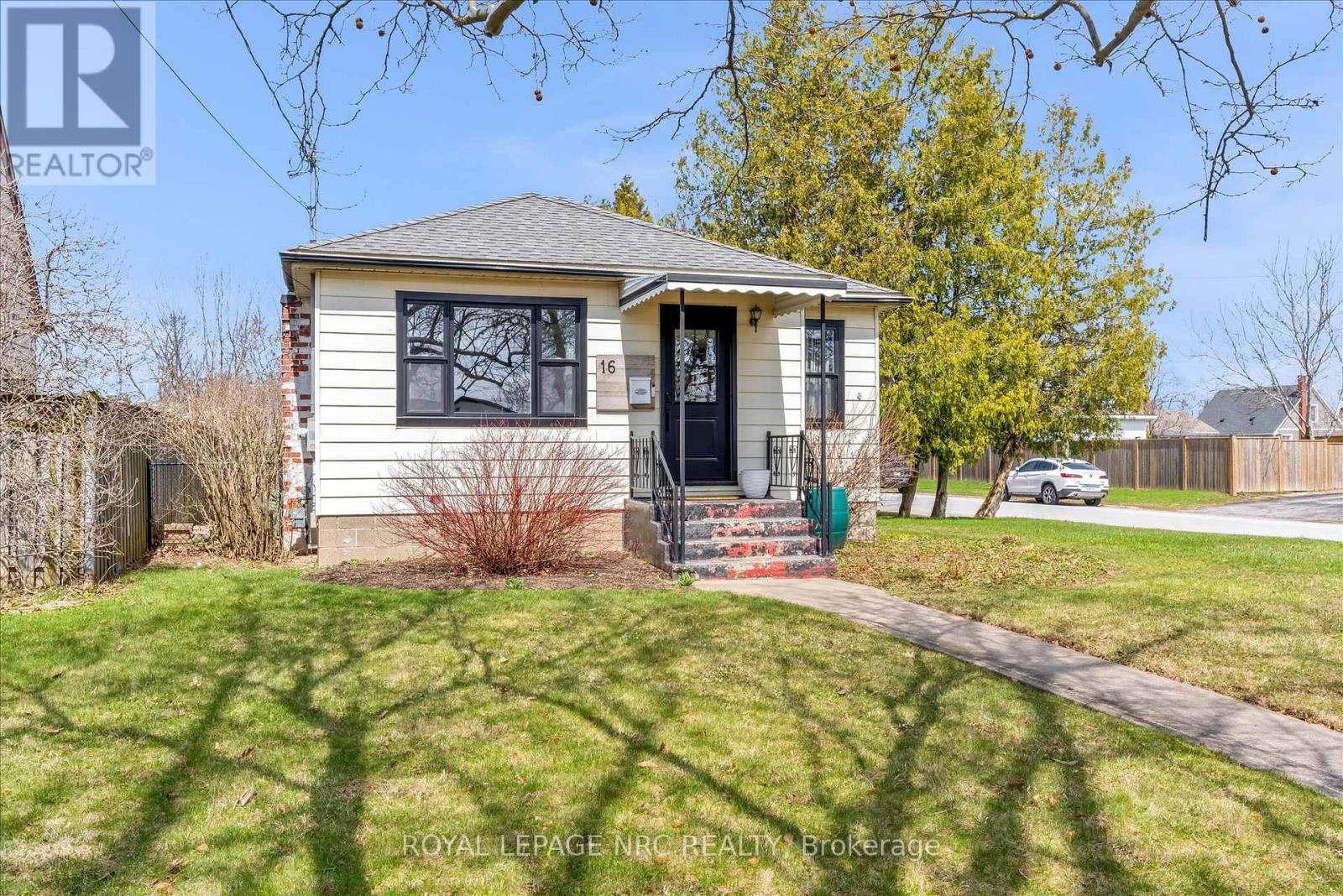 16 Mcdonald Avenue, Thorold, Ontario  L2V 3E6 - Photo 2 - X12970058