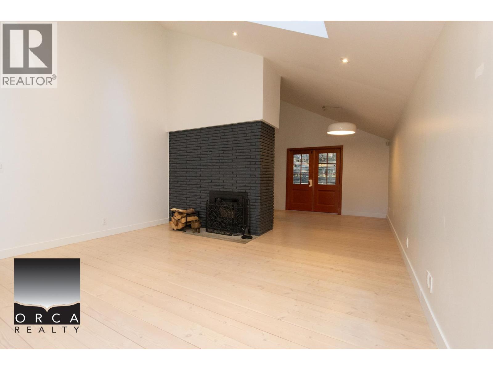 466 Brand Street, North Vancouver, British Columbia  V7N 1G1 - Photo 2 - R3108274