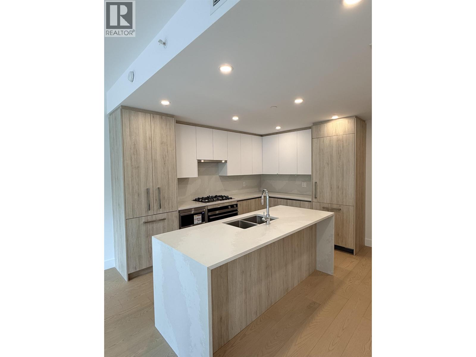 306 423 6th Street, West Vancouver, British Columbia  V7T 1A4 - Photo 3 - R3108275