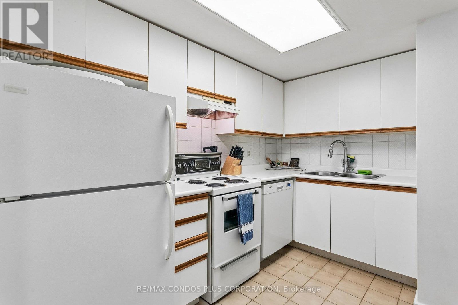 204 - 15 Maitland Place, Toronto, Ontario  M4Y 2X3 - Photo 4 - C12970062