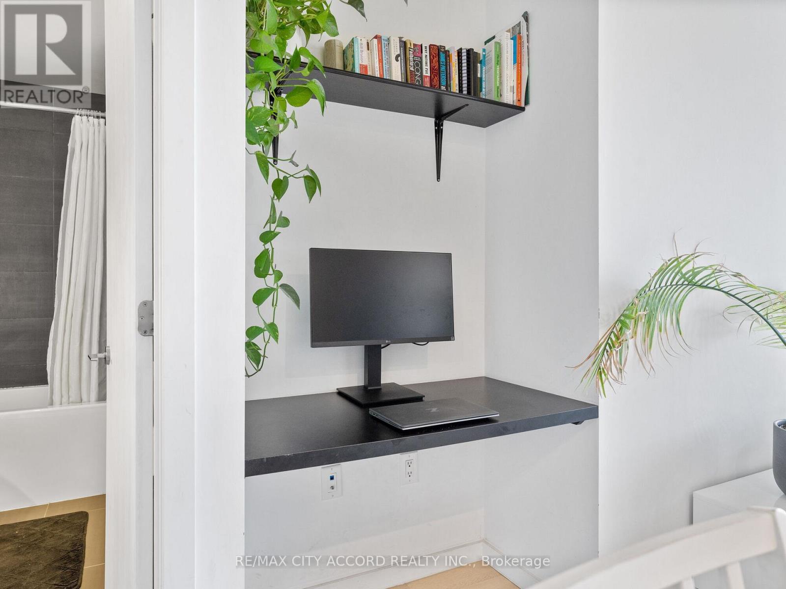 305 - 170 Bayview Avenue, Toronto, Ontario  M5A 0M4 - Photo 11 - C12970108