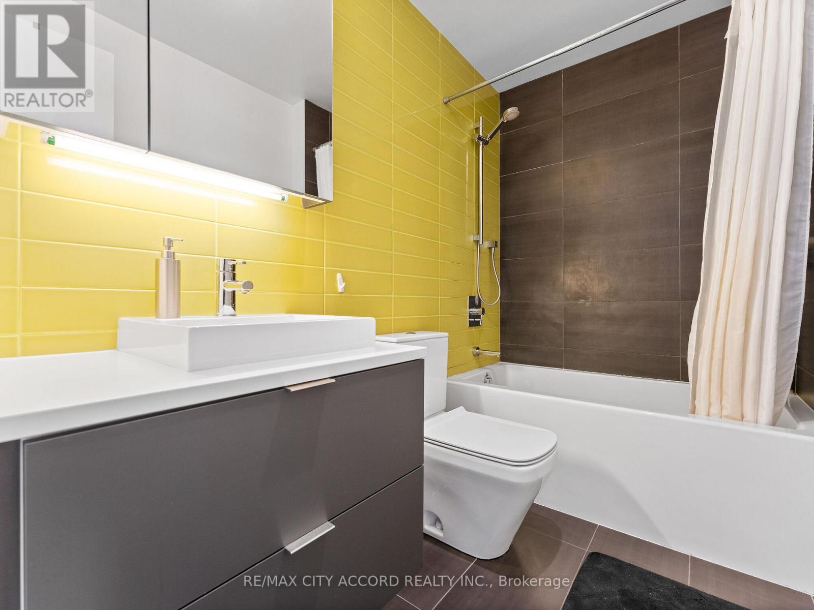 305 - 170 Bayview Avenue, Toronto, Ontario  M5A 0M4 - Photo 12 - C12970108