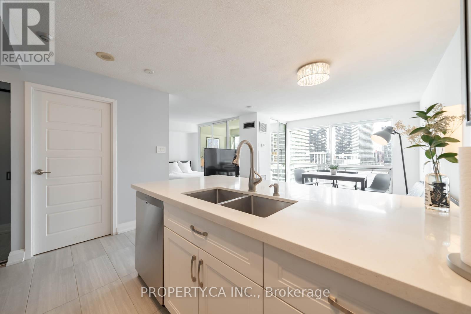 1209 - 10 Yonge Street, Toronto, Ontario  M5E 1R4 - Photo 8 - C12970160