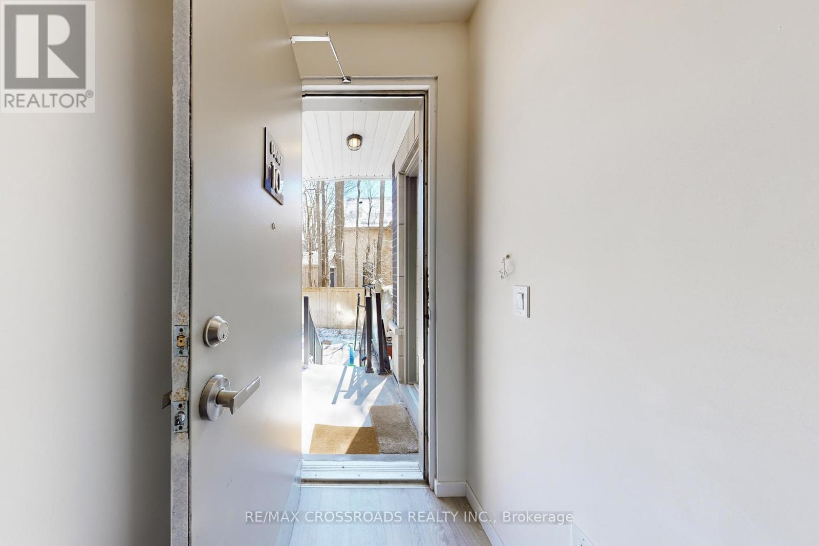 10 - 100 Alex Gardner Circle, Aurora (Aurora Village), Ontario  L4G 3G5 - Photo 3 - N12970032