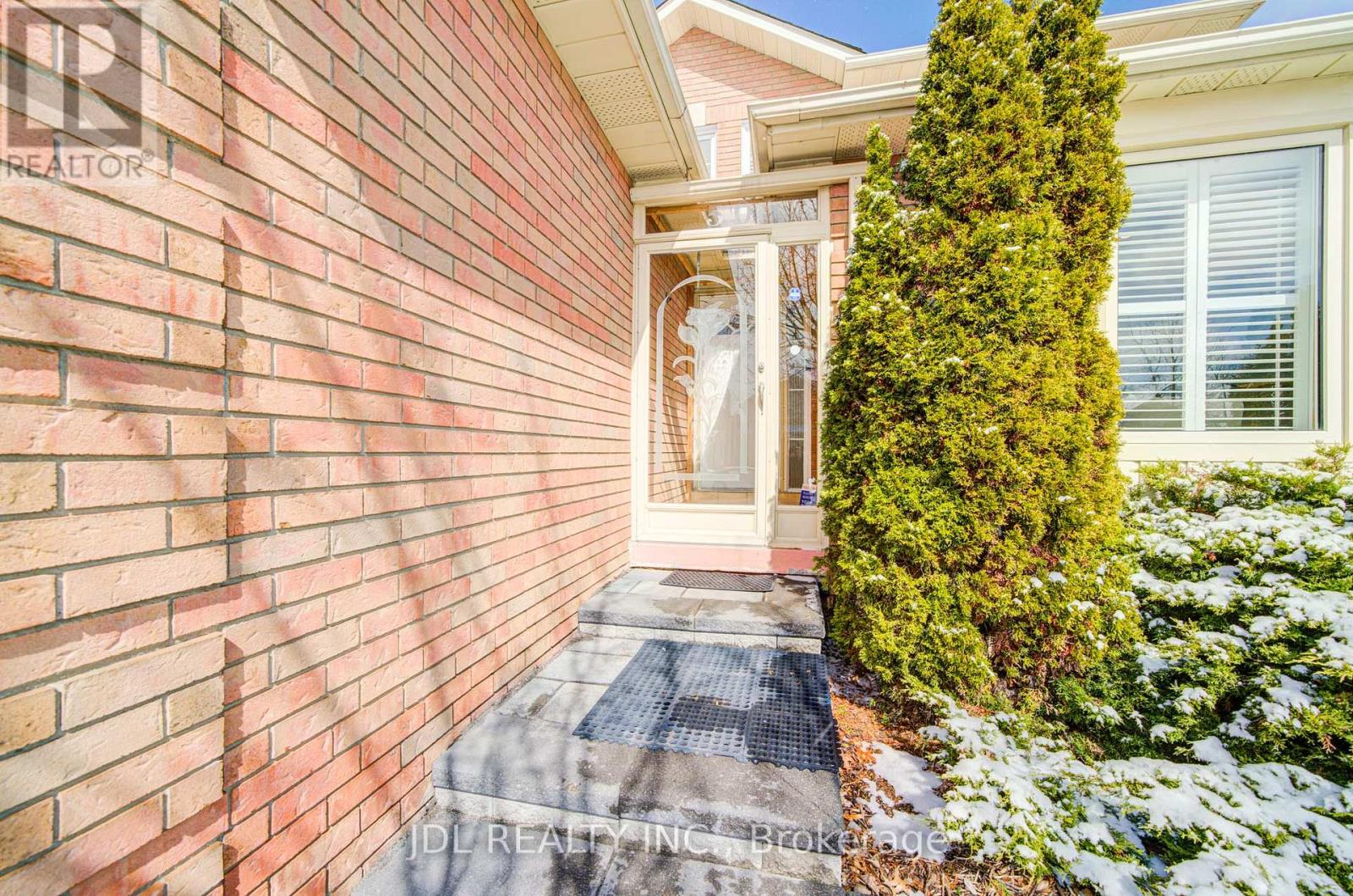 50 Summitcrest Drive, Richmond Hill, Ontario  L4S 1A7 - Photo 2 - N12970124