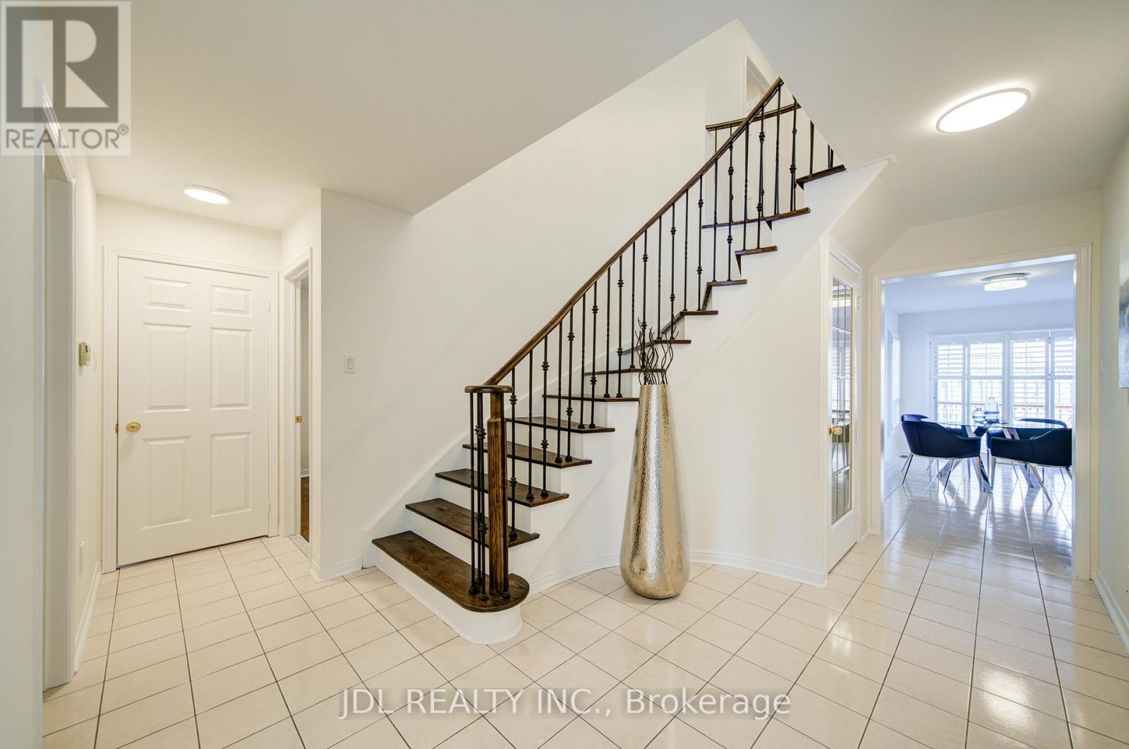 50 Summitcrest Drive, Richmond Hill, Ontario  L4S 1A7 - Photo 6 - N12970124