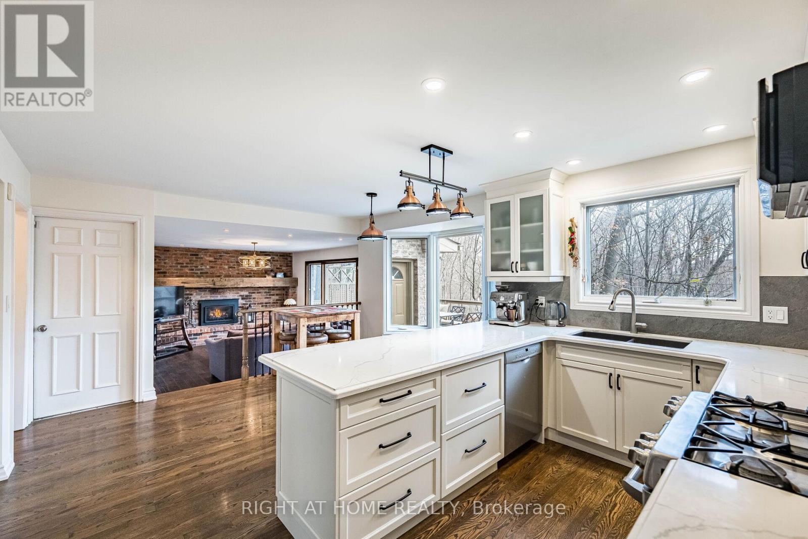 1941 Four Seasons Drive, Burlington, Ontario  L7P 2Y3 - Photo 13 - W12969594