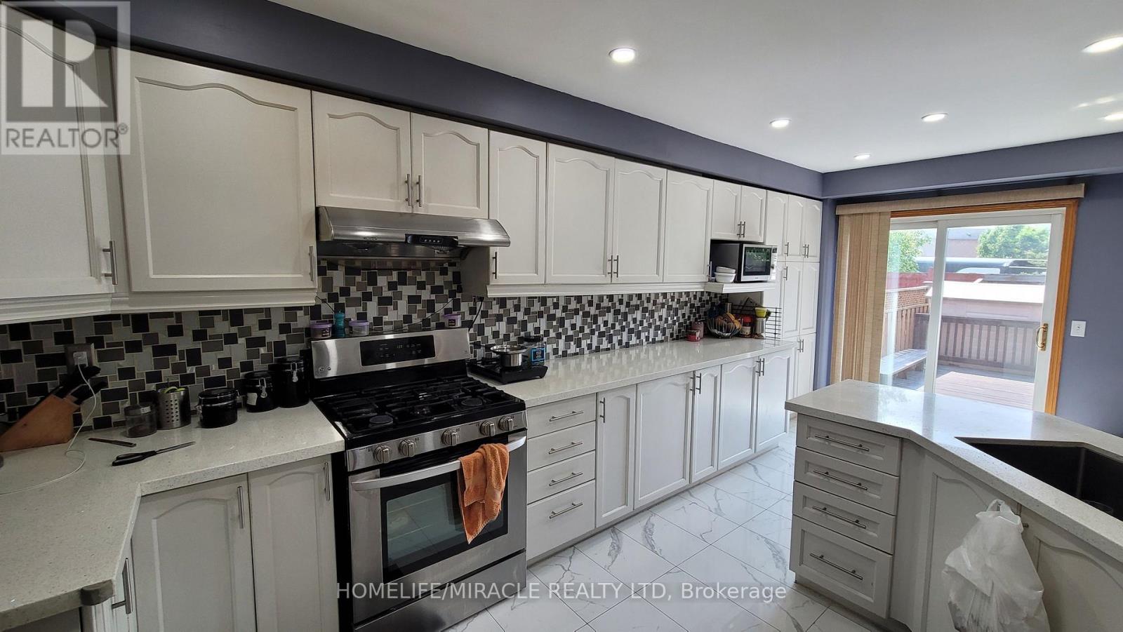 144 Sandyshores Drive W, Brampton, Ontario  L6R 2M3 - Photo 6 - W12969970