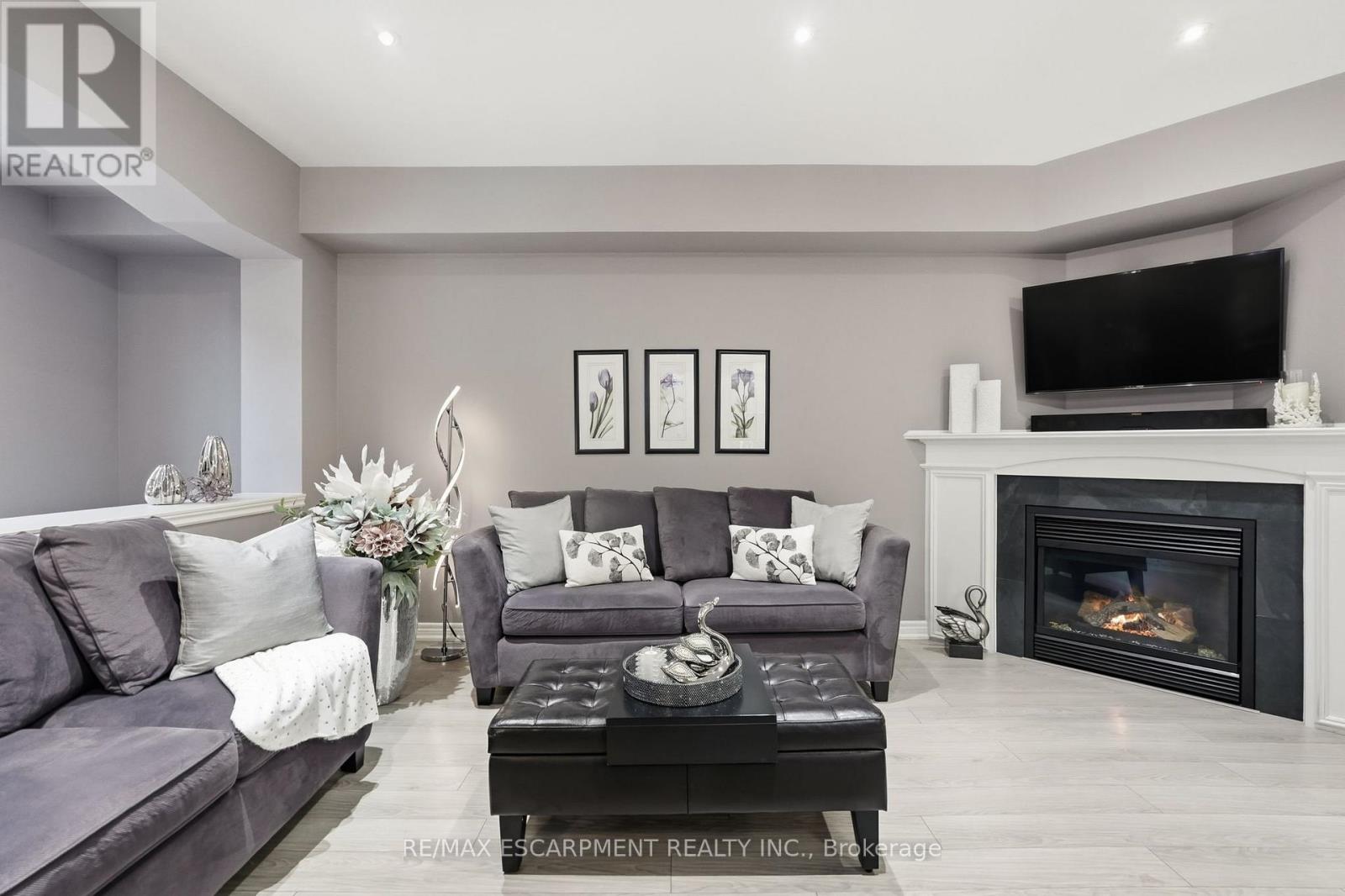 5317 Applegarth Drive, Burlington, Ontario  L7L 7E3 - Photo 10 - W12970038