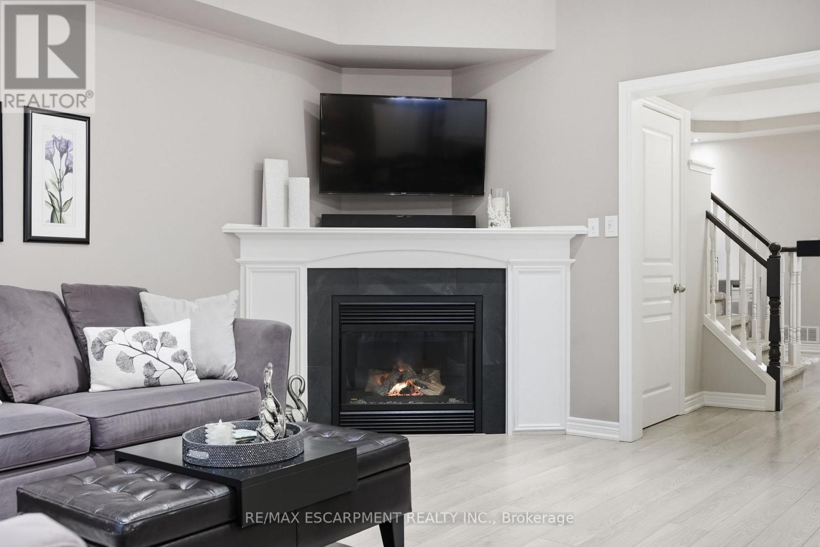 5317 Applegarth Drive, Burlington, Ontario  L7L 7E3 - Photo 9 - W12970038