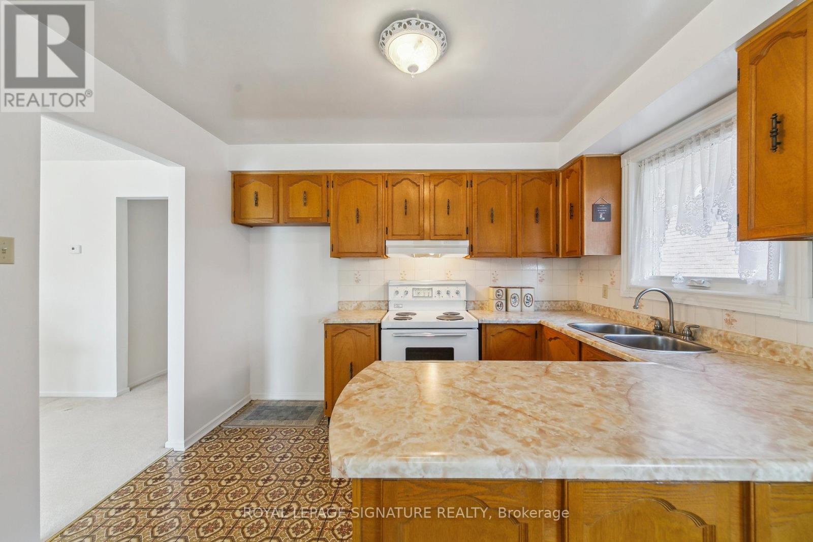 1613 Lewes Way, Mississauga, Ontario  L4W 3H5 - Photo 16 - W12970082