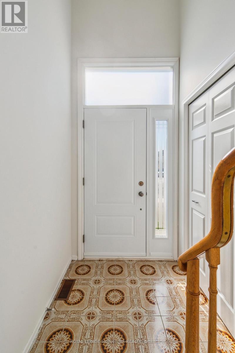 1613 Lewes Way, Mississauga, Ontario  L4W 3H5 - Photo 3 - W12970082