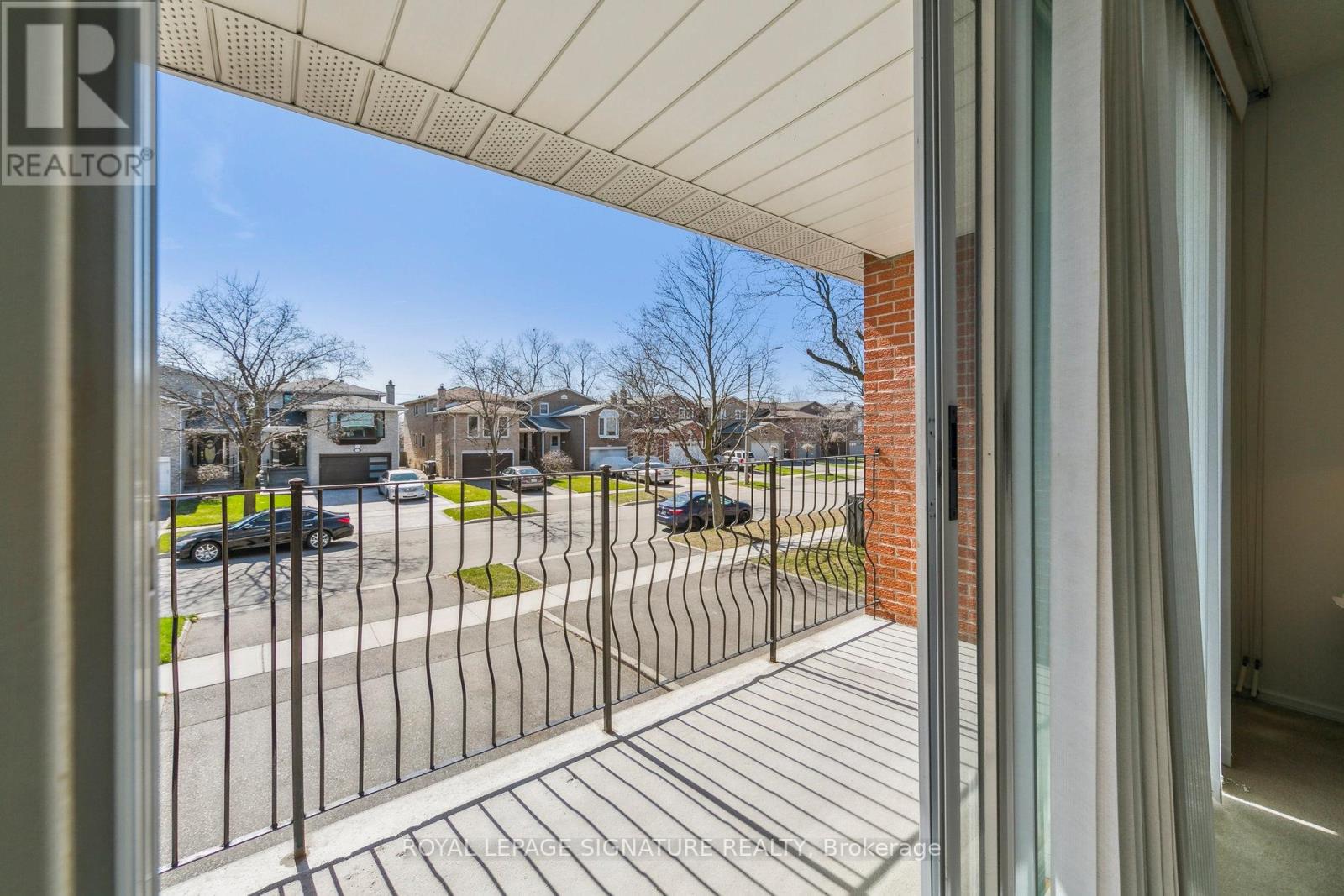 1613 Lewes Way, Mississauga, Ontario  L4W 3H5 - Photo 6 - W12970082