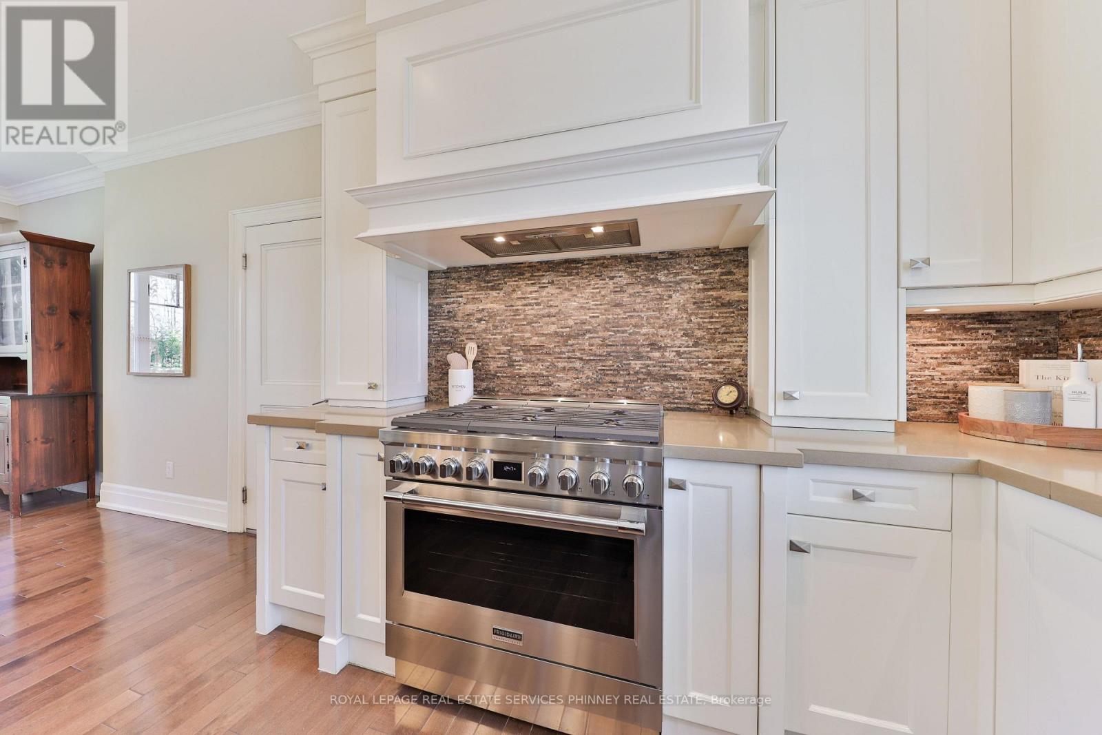 80 Oakes Drive, Mississauga, Ontario  L5G 3M1 - Photo 11 - W12970090