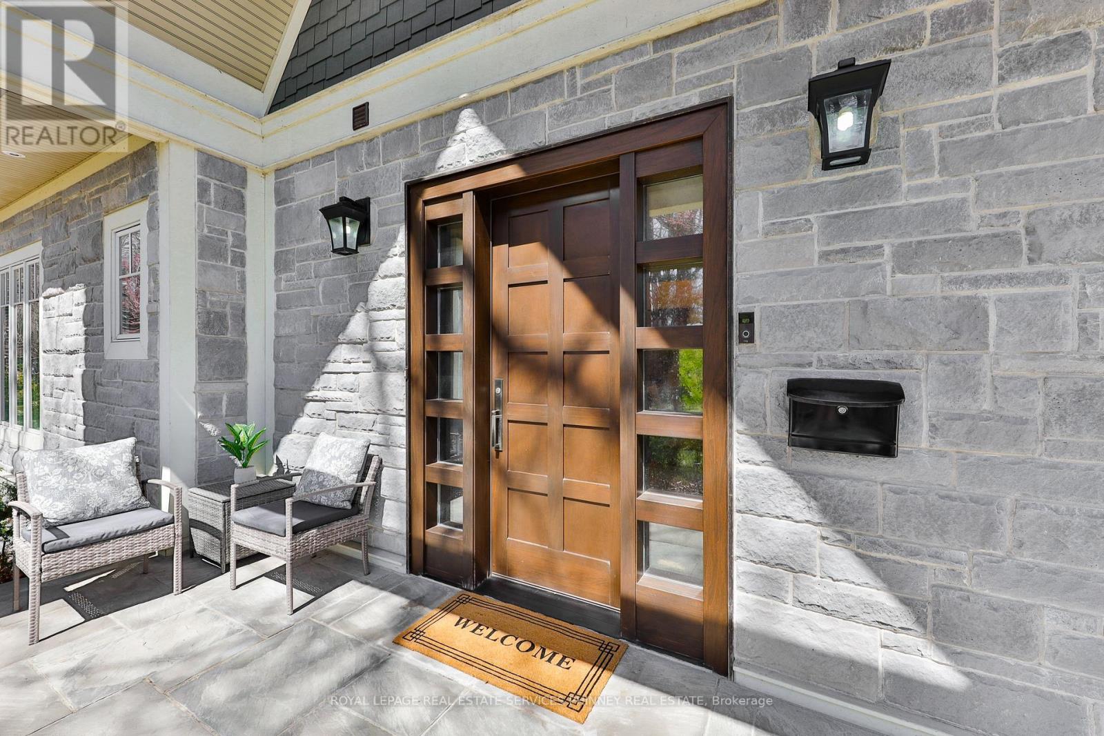 80 Oakes Drive, Mississauga, Ontario  L5G 3M1 - Photo 2 - W12970090