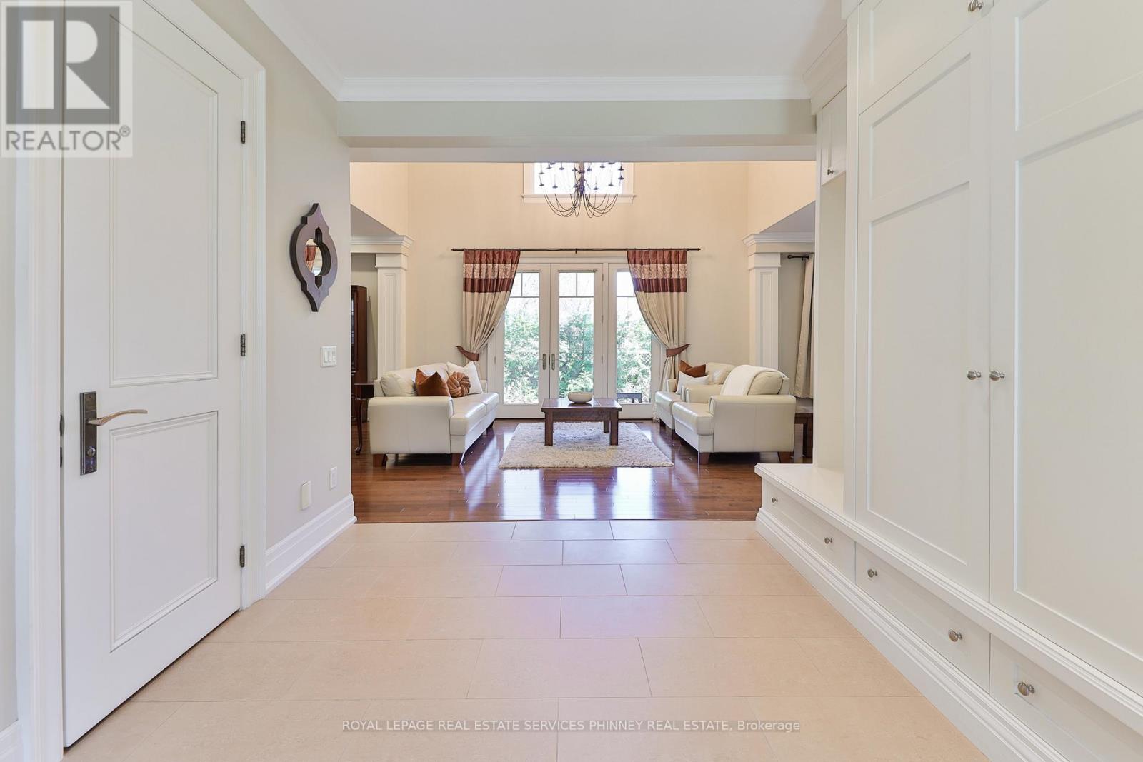 80 Oakes Drive, Mississauga, Ontario  L5G 3M1 - Photo 5 - W12970090